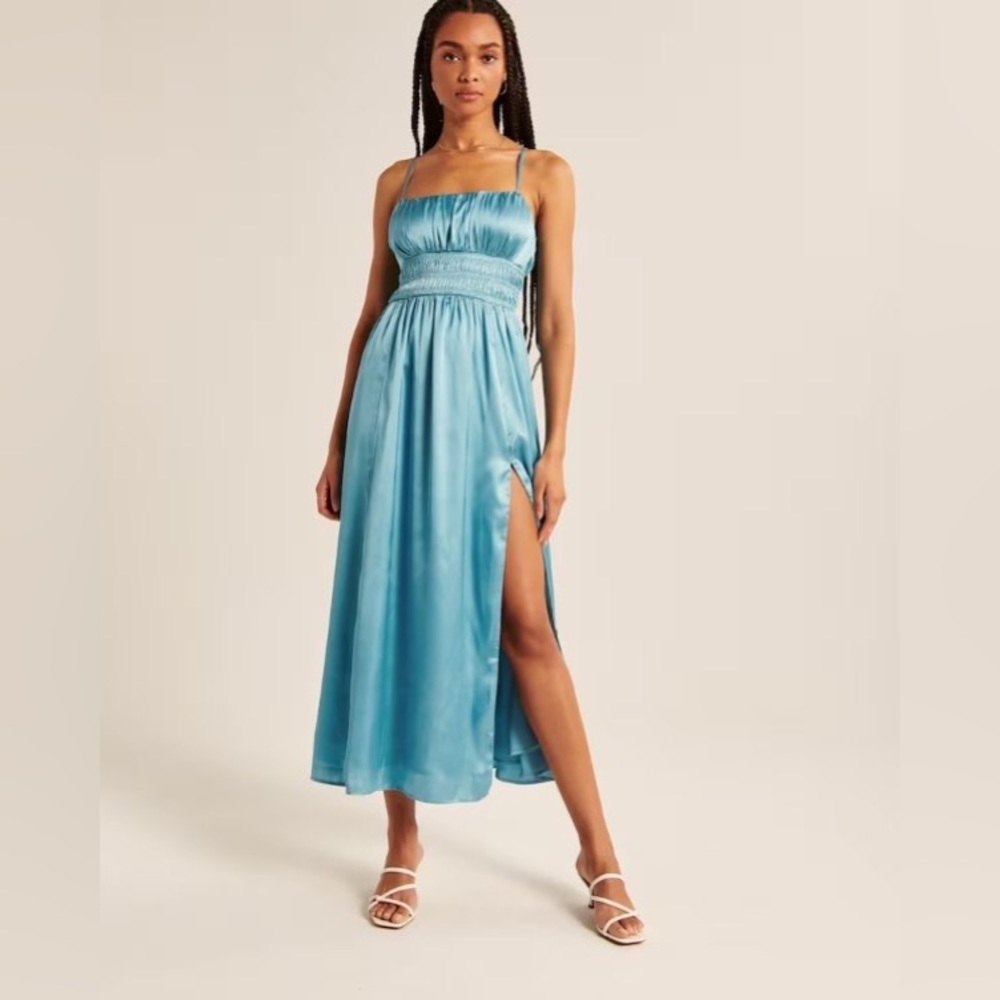Abercrombie Smocked Bodice Satin Maxi Dress /
Size MP (medium petite) / Blue